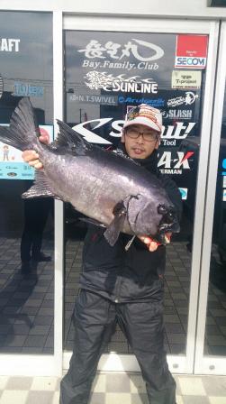 厳寒期の串本樫野、アトミックスライダー石鯛で69センチ、5